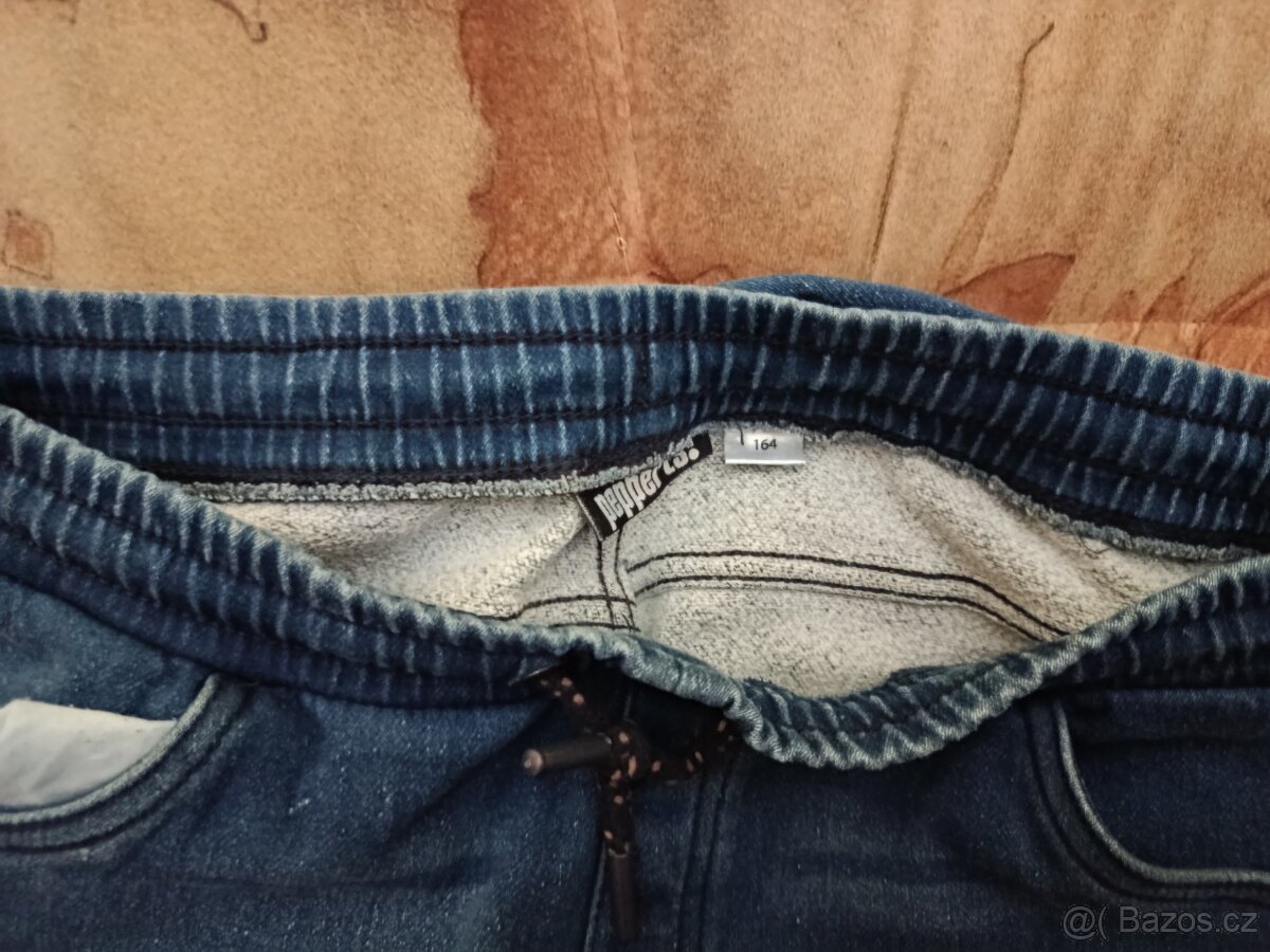 Chlapecké džíny a zimní čepice - 2