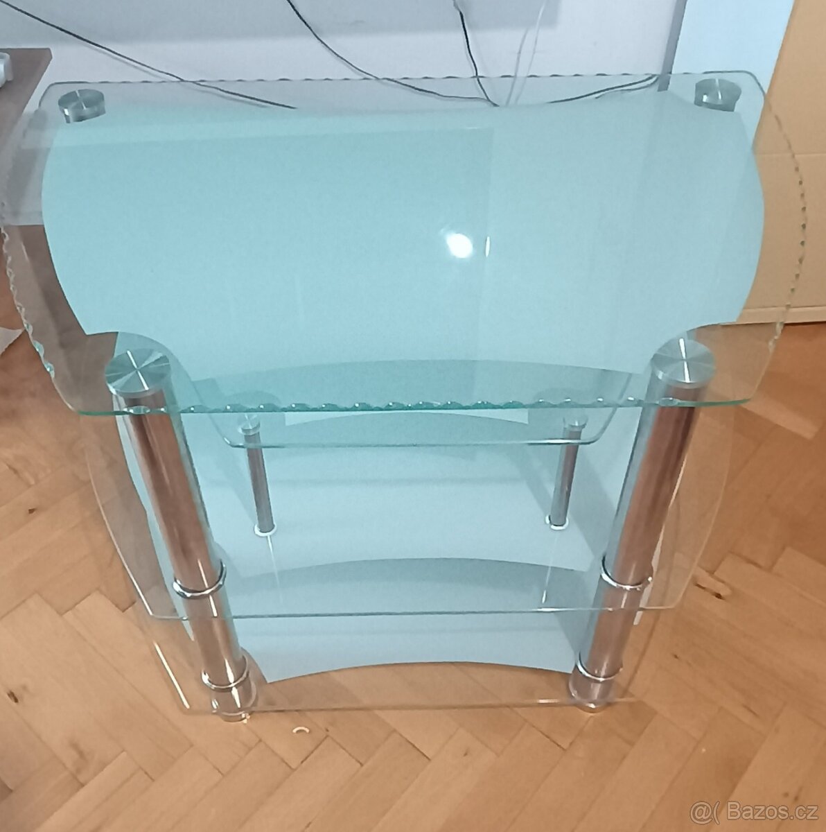 Skleněný třípatrový stůl - 2