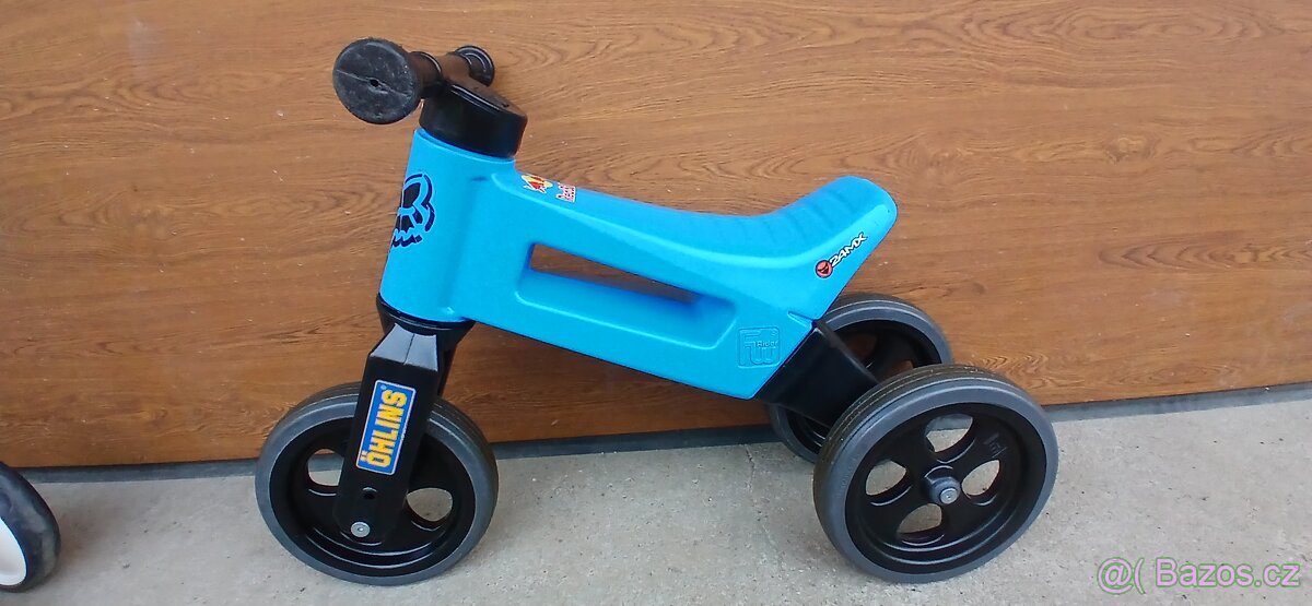 Prodám odrážedlo s přilbou,velikost xs 46-53 cm. Jedeno odrá - 2