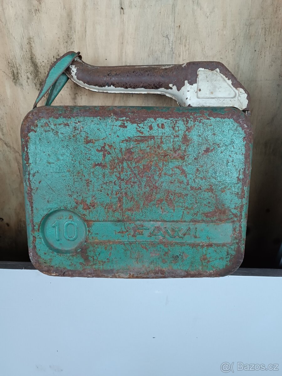 Starý plechový kanystr - 2