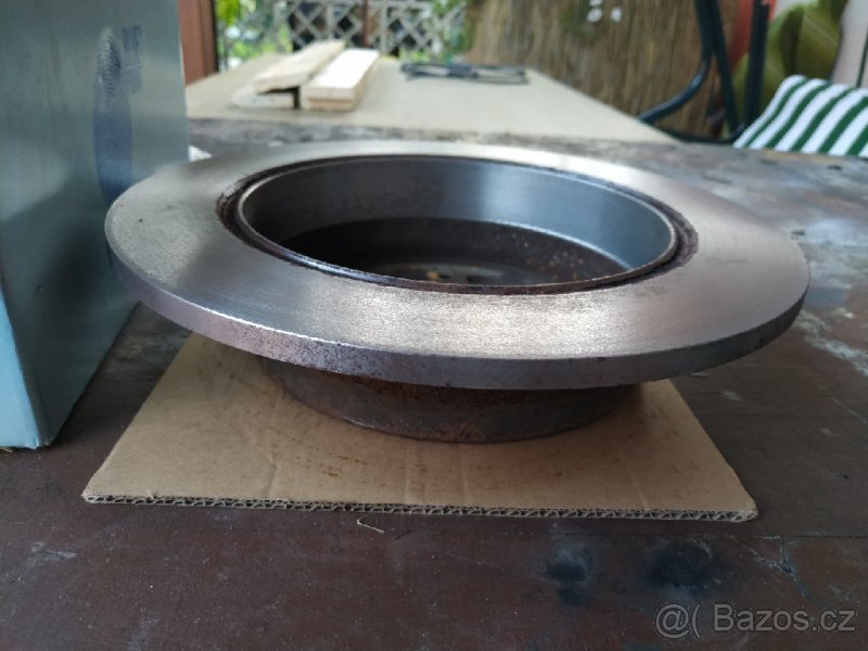 prodám 2 zadní kotouče Kia ceed 1gen. - 2