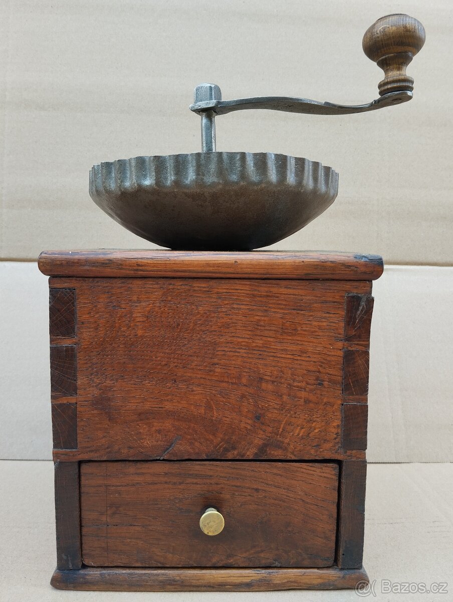 Obrovský velice zajímavy a velmi starý mlýnek na kávu - 2