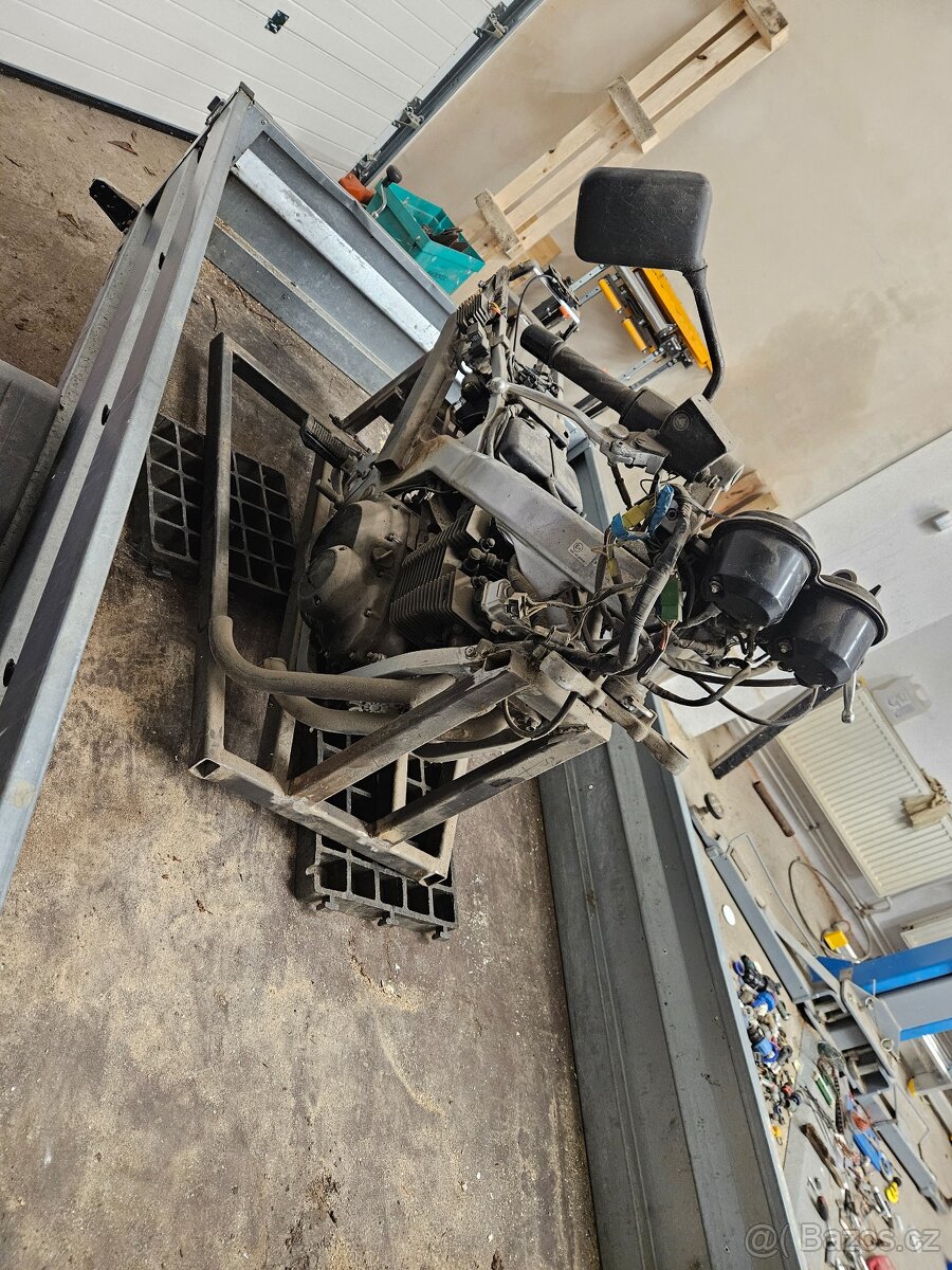 Motor suzuki GS 500 E - 2