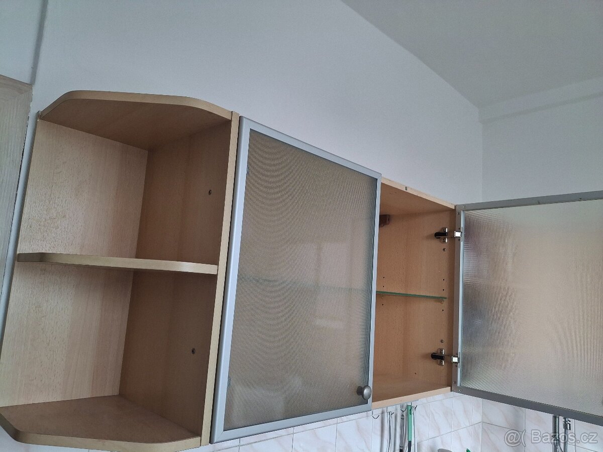 Skříňka se sklem - 2