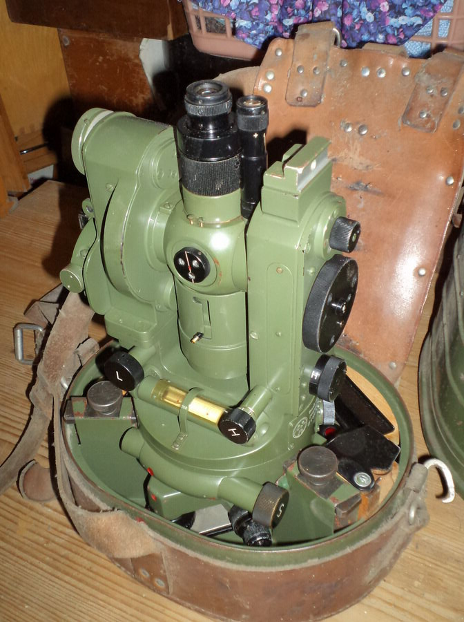 Starý teodolit v kovovém/ koženém obalu na záda - 2