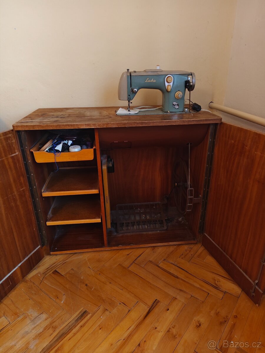 Šicí stroj Lada - 2
