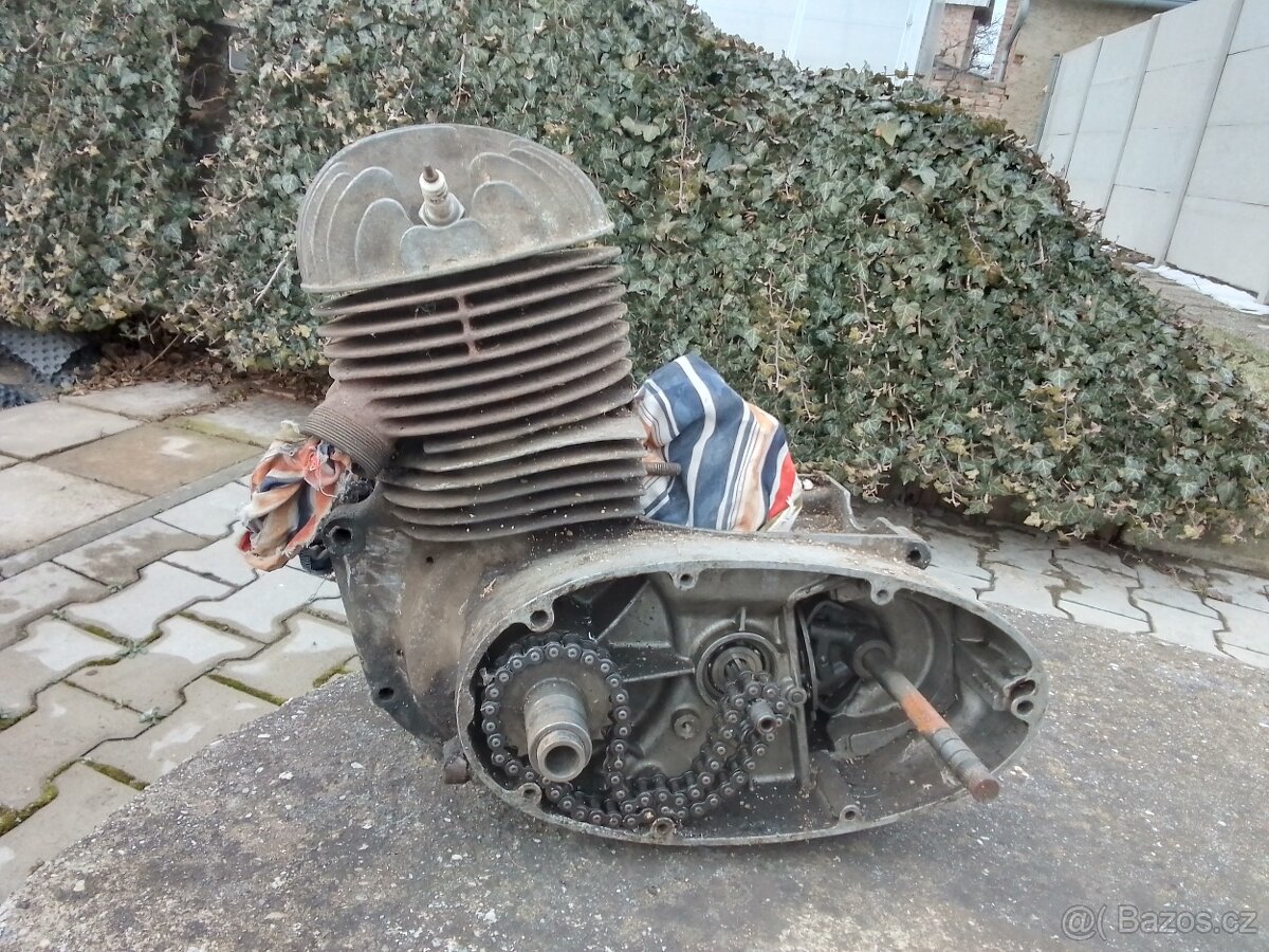 Motor ČZ 175 skútr prase - 2