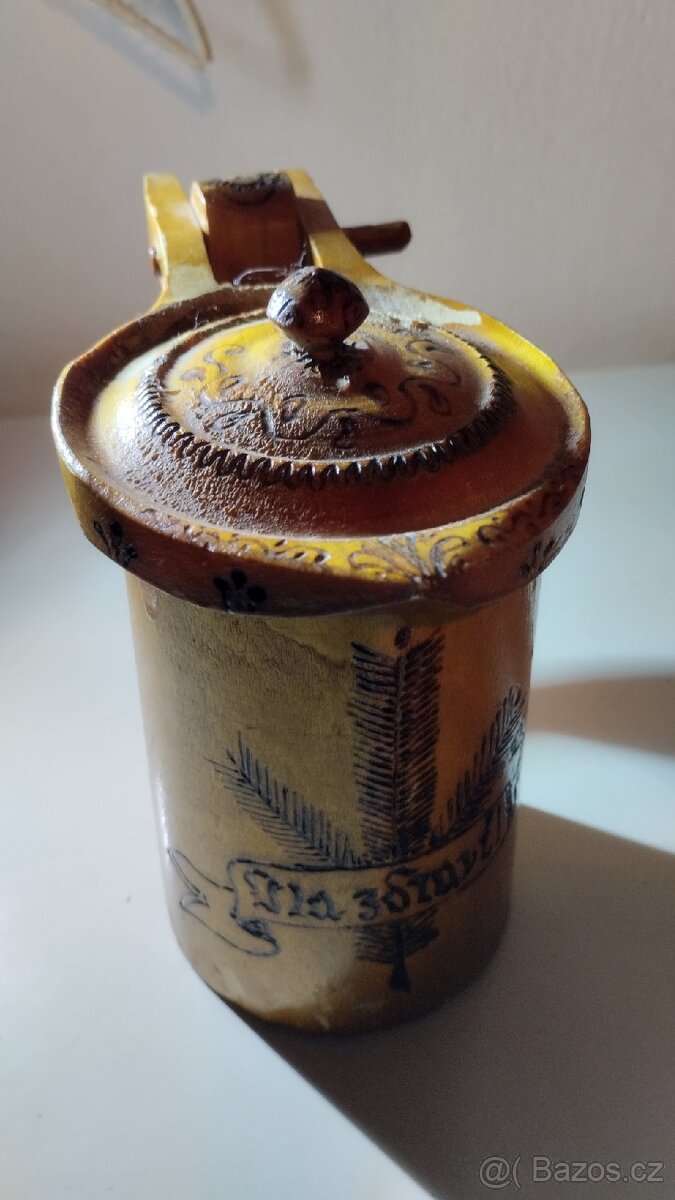 Starý dřevěný pivní korbel s víčkem - 2