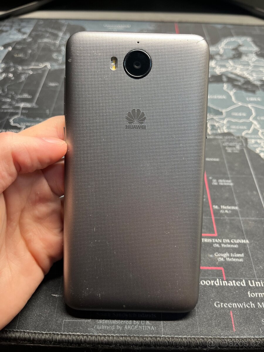 Starý a opotřebovaný telefon - 2