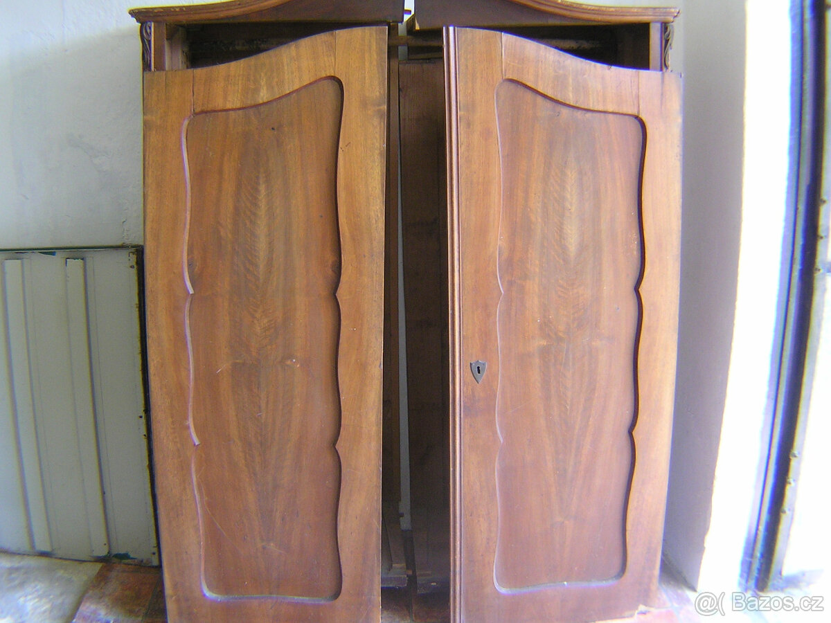 Starožitná skříň, dřevěná, půlená a 2 noční stolky - 2