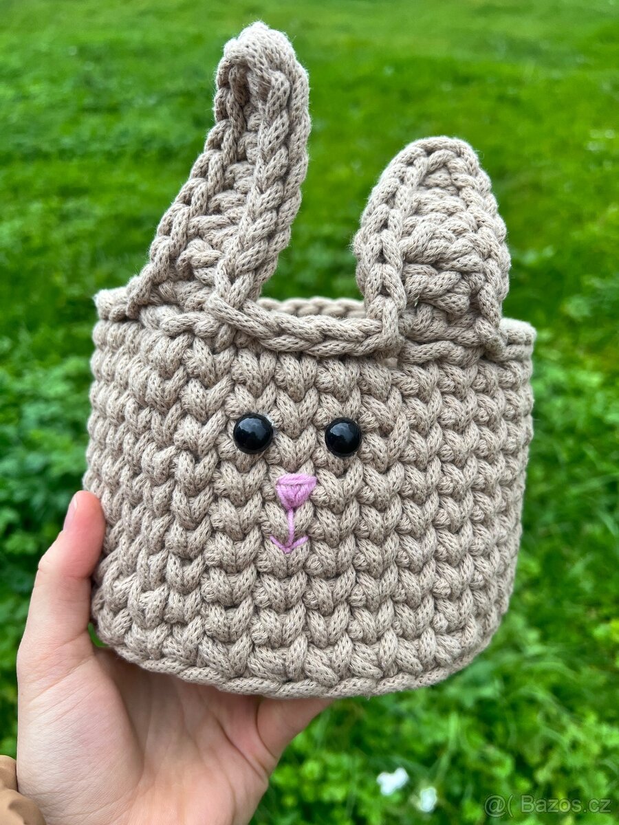 Háčkovaný košík králíček - 2