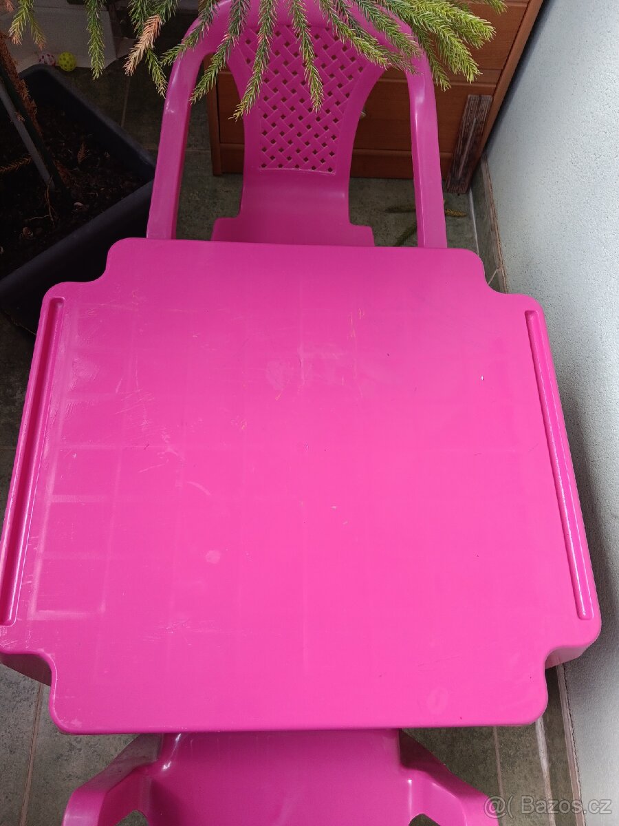 Plastový dětský stůl - 2