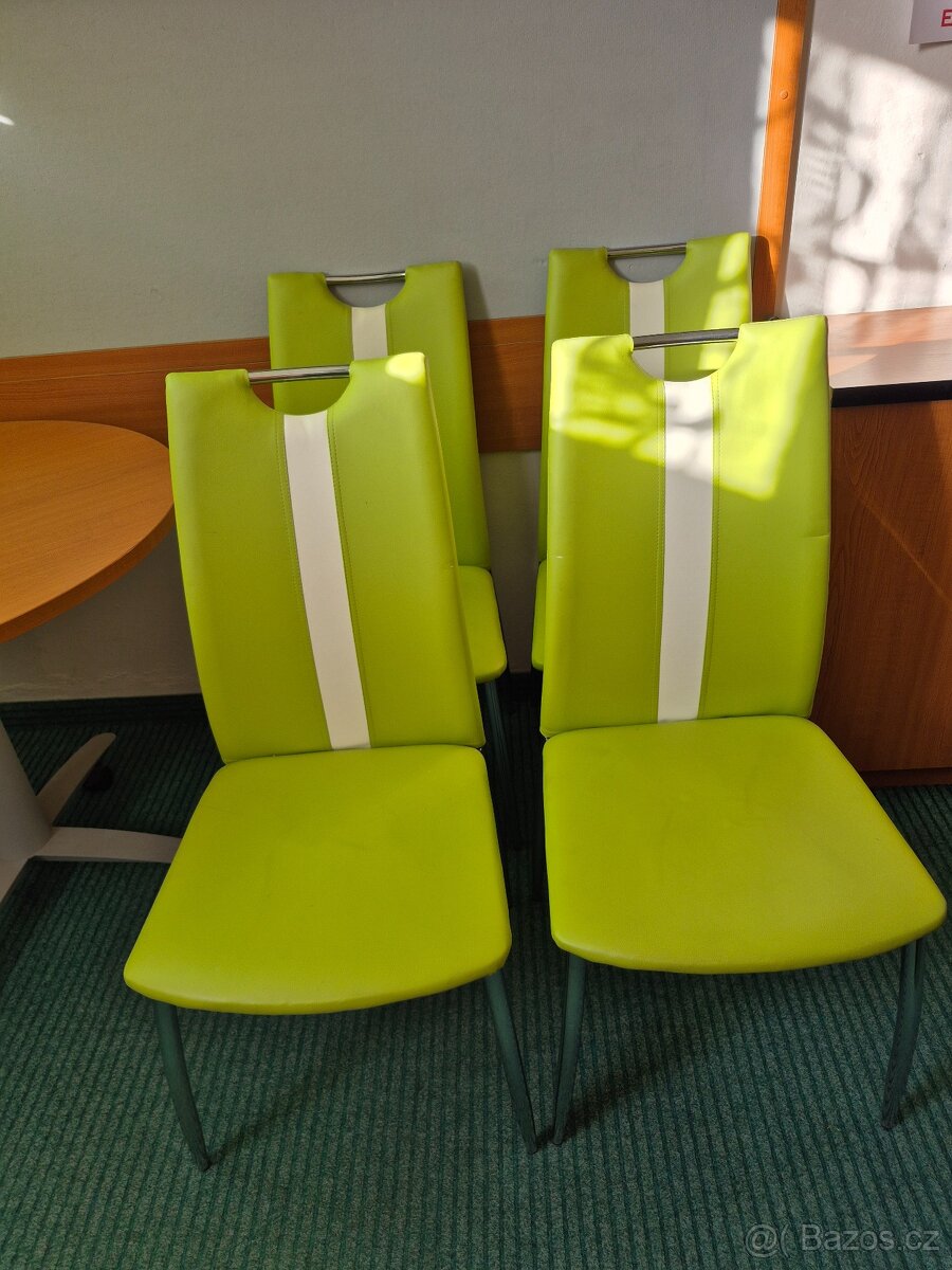 4 zidle a kulaty stul - 2