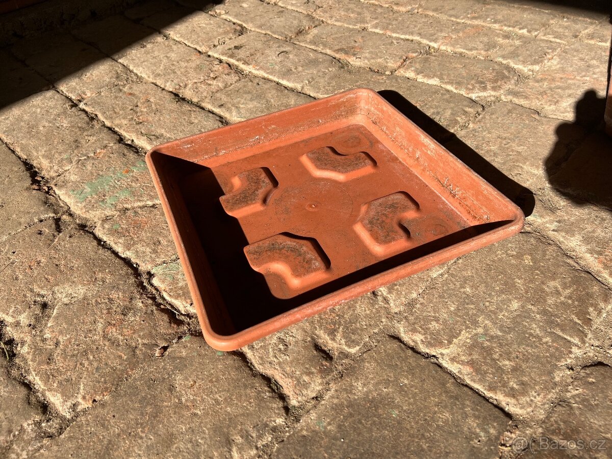Květináče 20 x 20 + podmisky - 2