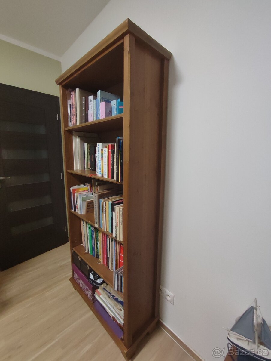 SLEVA - Kvalitní dřevěná knihovna - 2