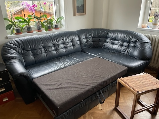 Rohová, rozkládací sedačka. - 2