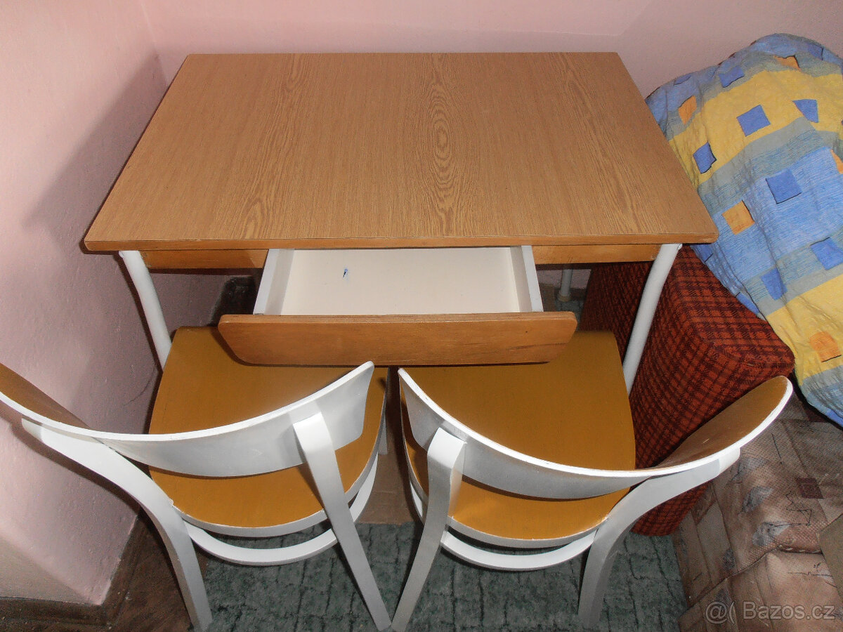 STAROŽITNÉ ŽIDLE A STŮL PO RENOVACI - 2