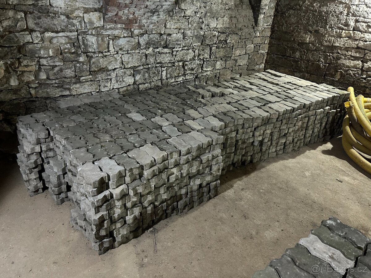 Zámková dlažba cca 90 m2 - 2