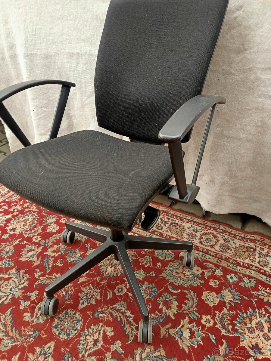Kancelářská křeslo otočné,s područkami - 2