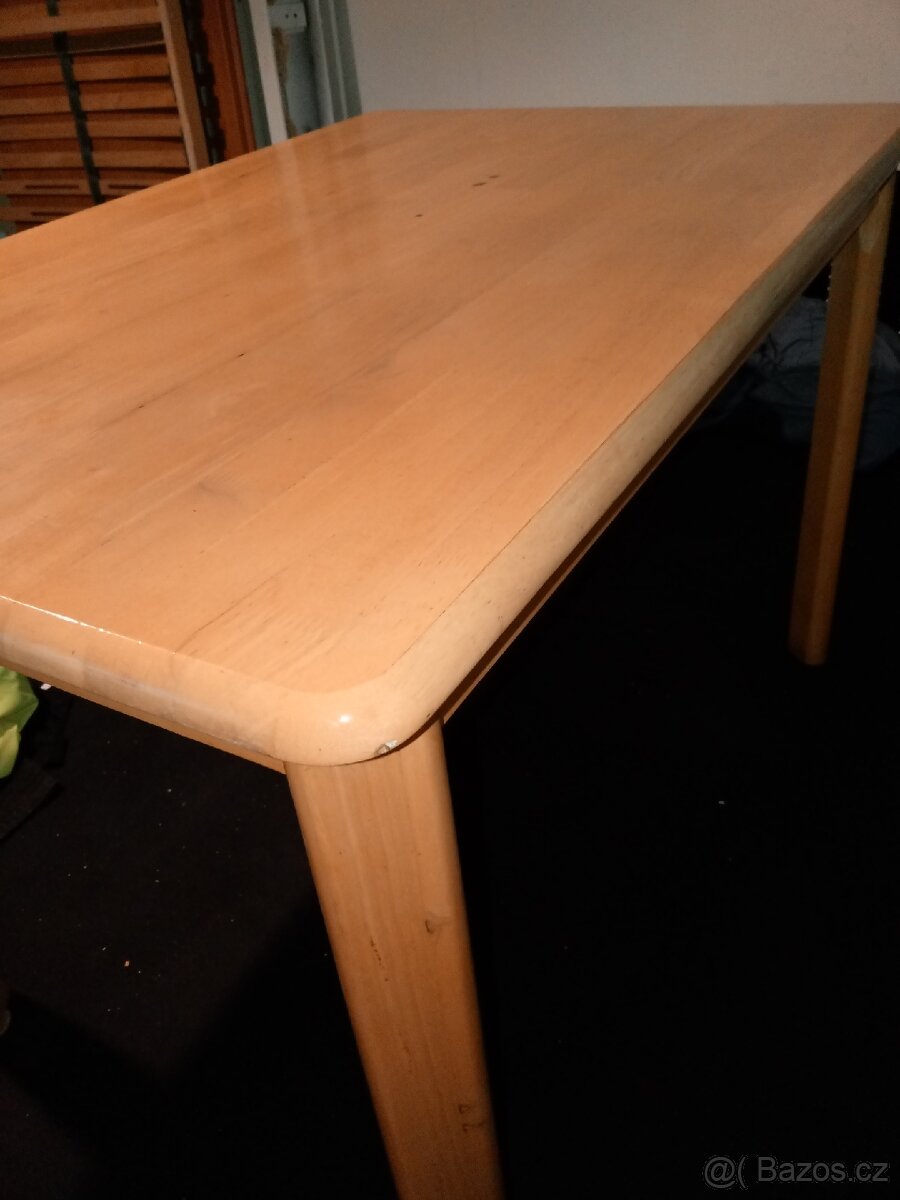 Masivní dřevěný jídelní stůl - 2