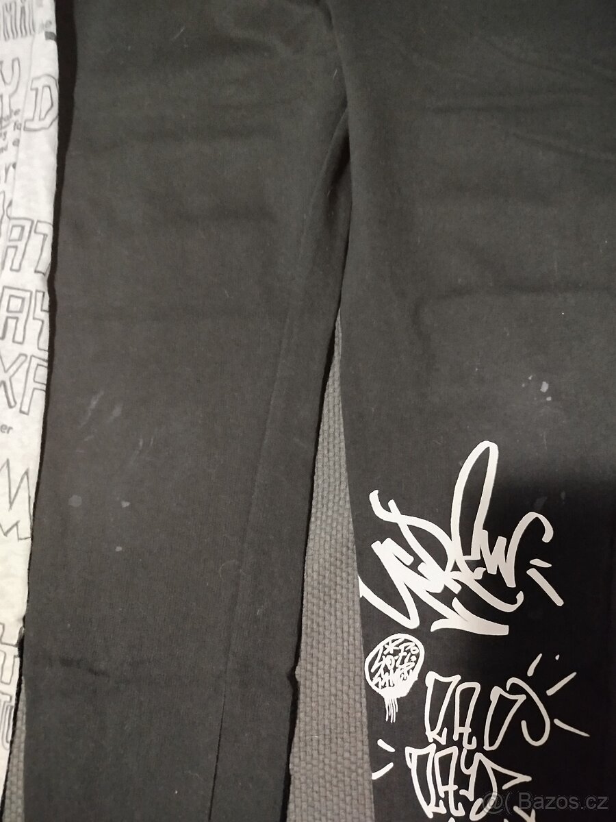 Dvoje tenoučké tepláky vel 9-10 - 2