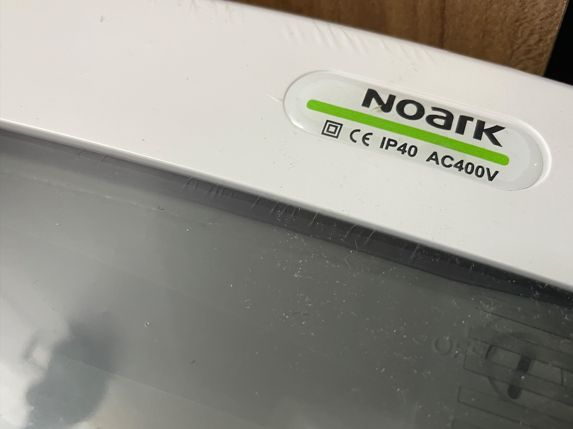 Rozvaděč a jističe (komplet) - 2