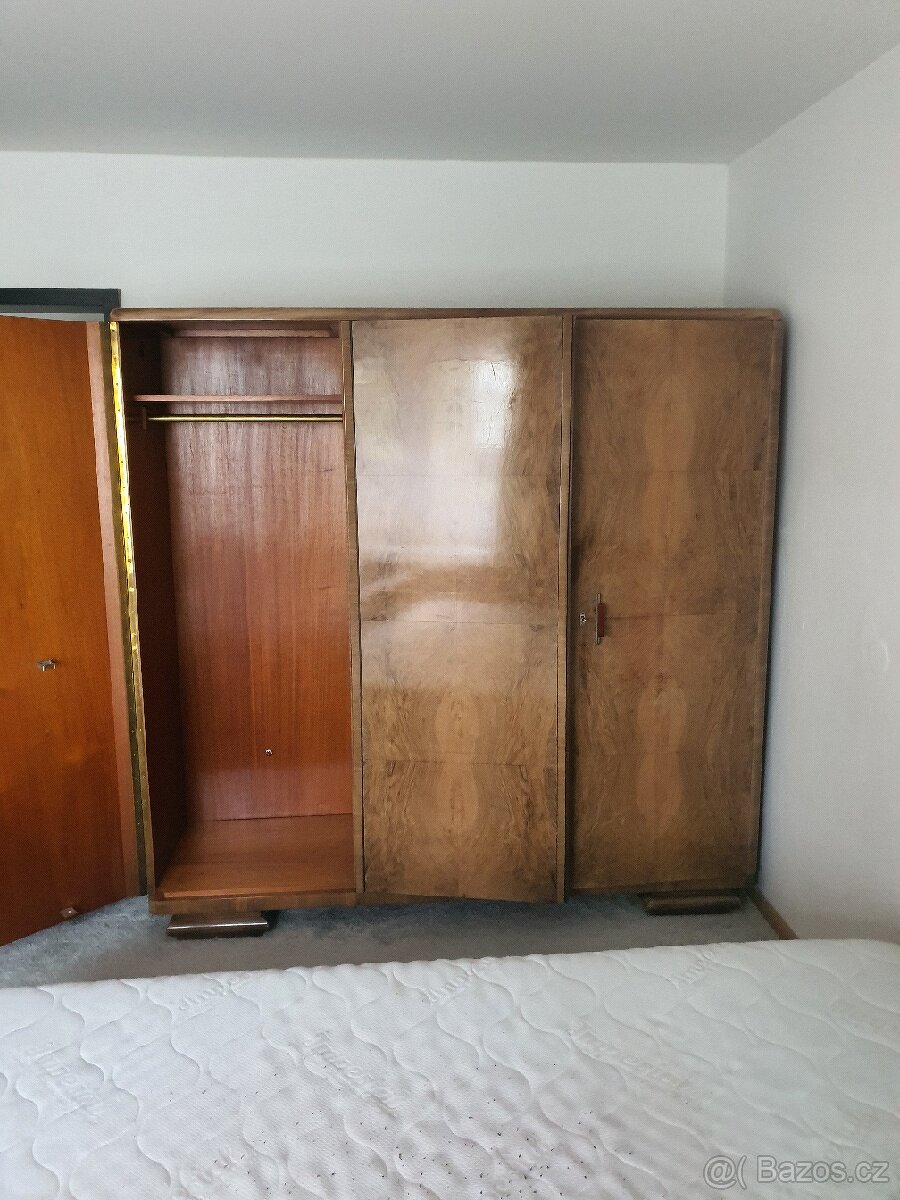 Šatní skříň+noční stolky - 2