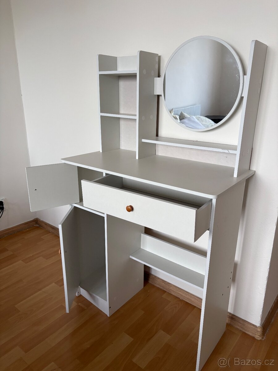 Kosmetický stolek - 2