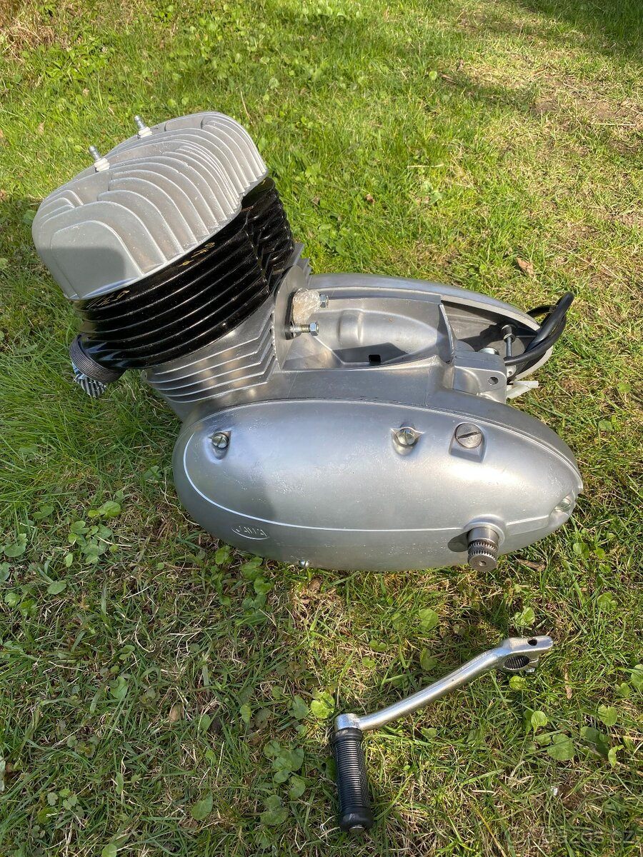 ORIGINÁL TÉMĚŘ ULOŽENKOVÝ MOTOR NA MOTOCYKL JAWA ČZ PANELKA - 2