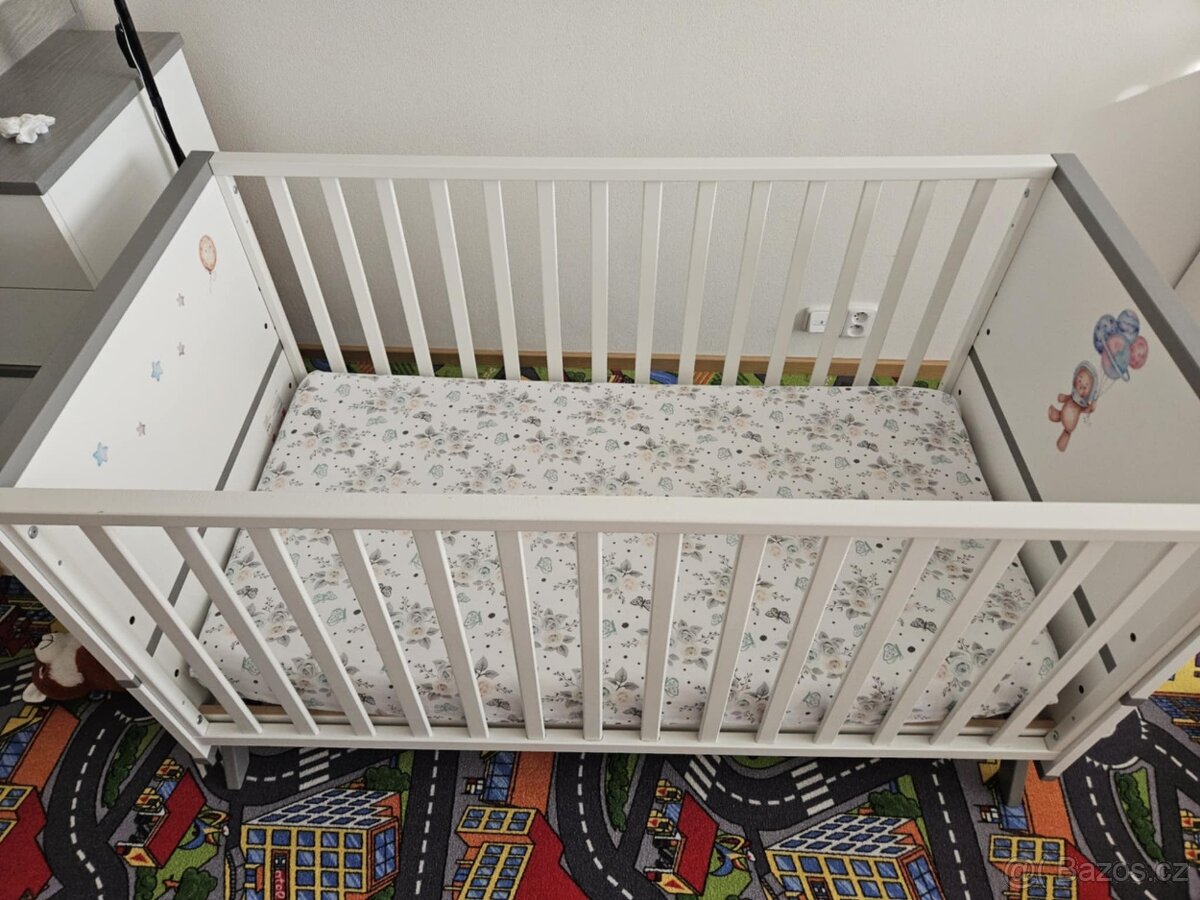 Dětská postýlka a komoda s přebalovacím pultem a poličkou - 2