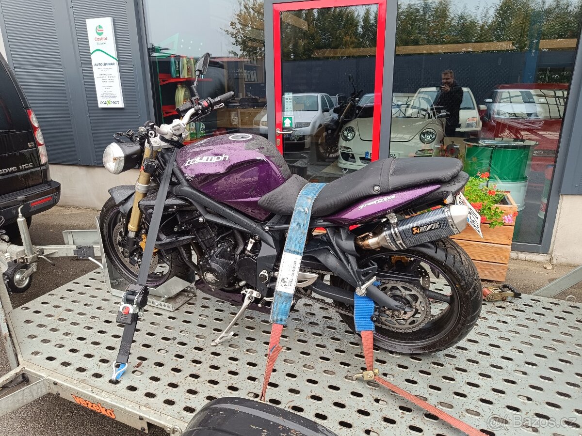 Prodám havarovaný Triumph Street Triple 675 rv 2011 - 2