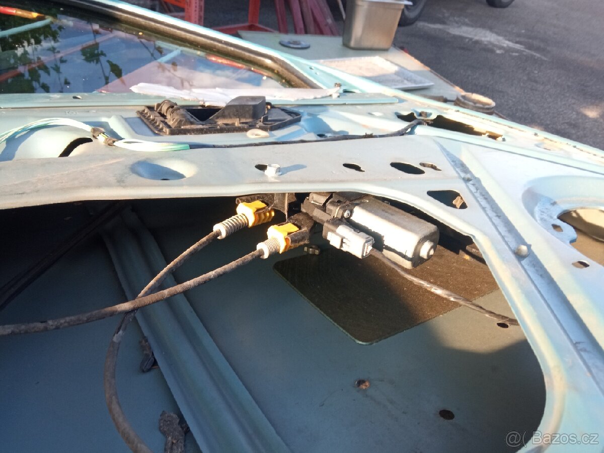 Citroen Berlingo "stahovačka" na okno - 2