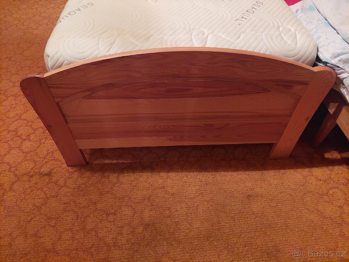 Dřevěná postel s roštem a matrací - 2