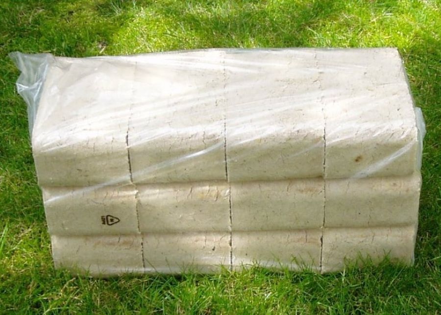 DŘEVĚNÉ BRIKETY Z BUKU A DUBU RUF A VÁLEC SKLADEM - 2