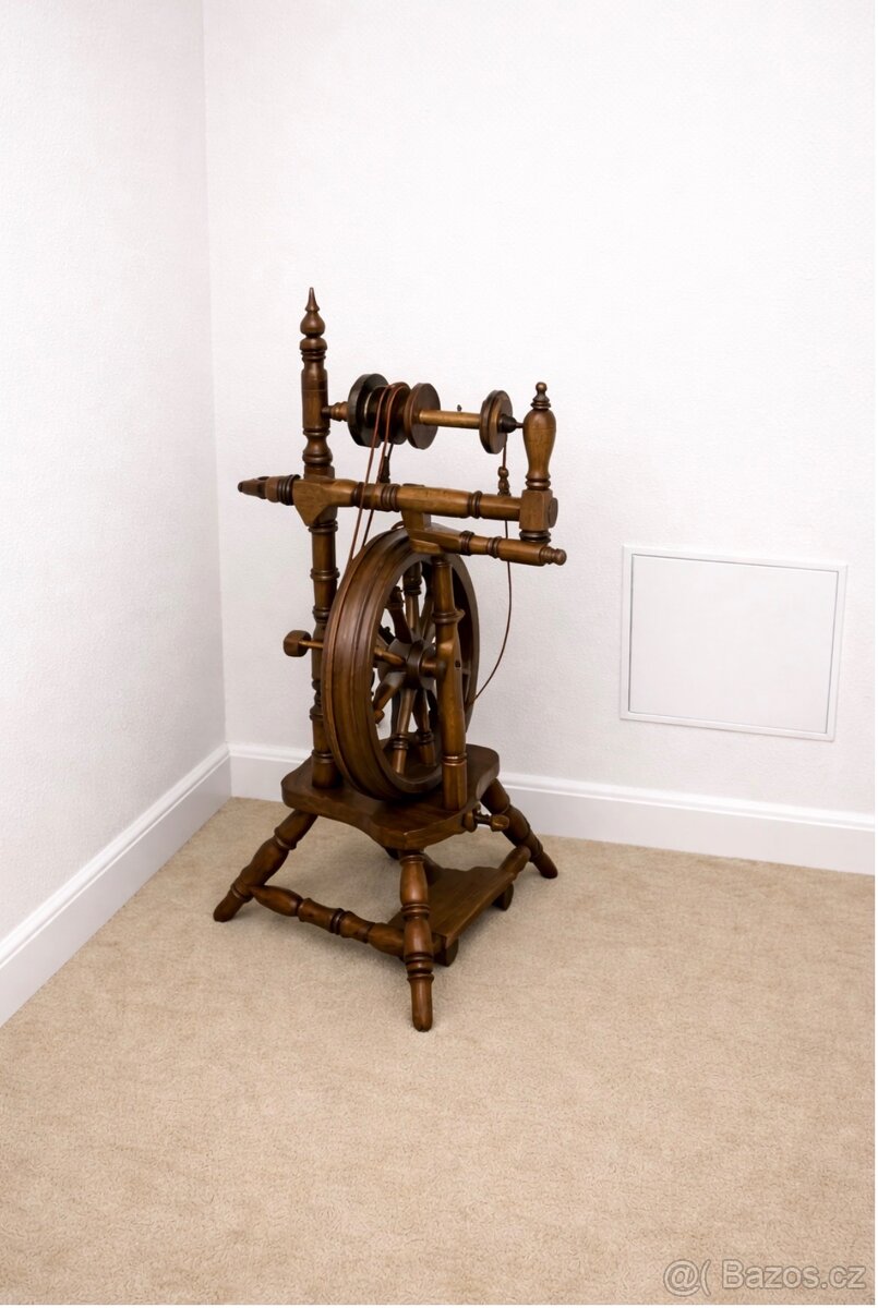 Starožitný dřevěný kolovrátek - 2