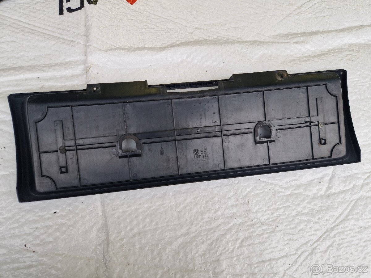 BMW e30 plast pod spz - 2