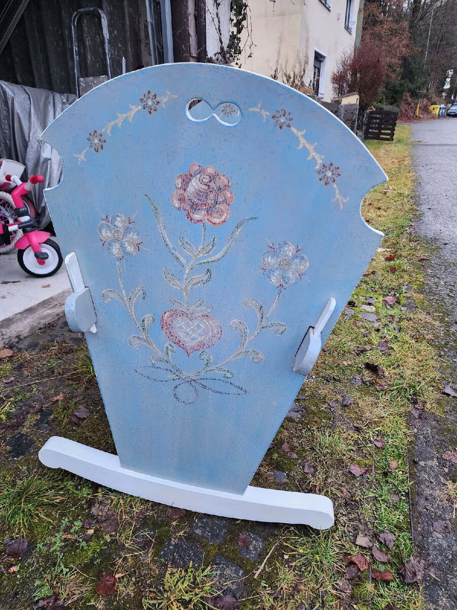 Prodám ručně malovanou dřevěnou kolébku
- 2