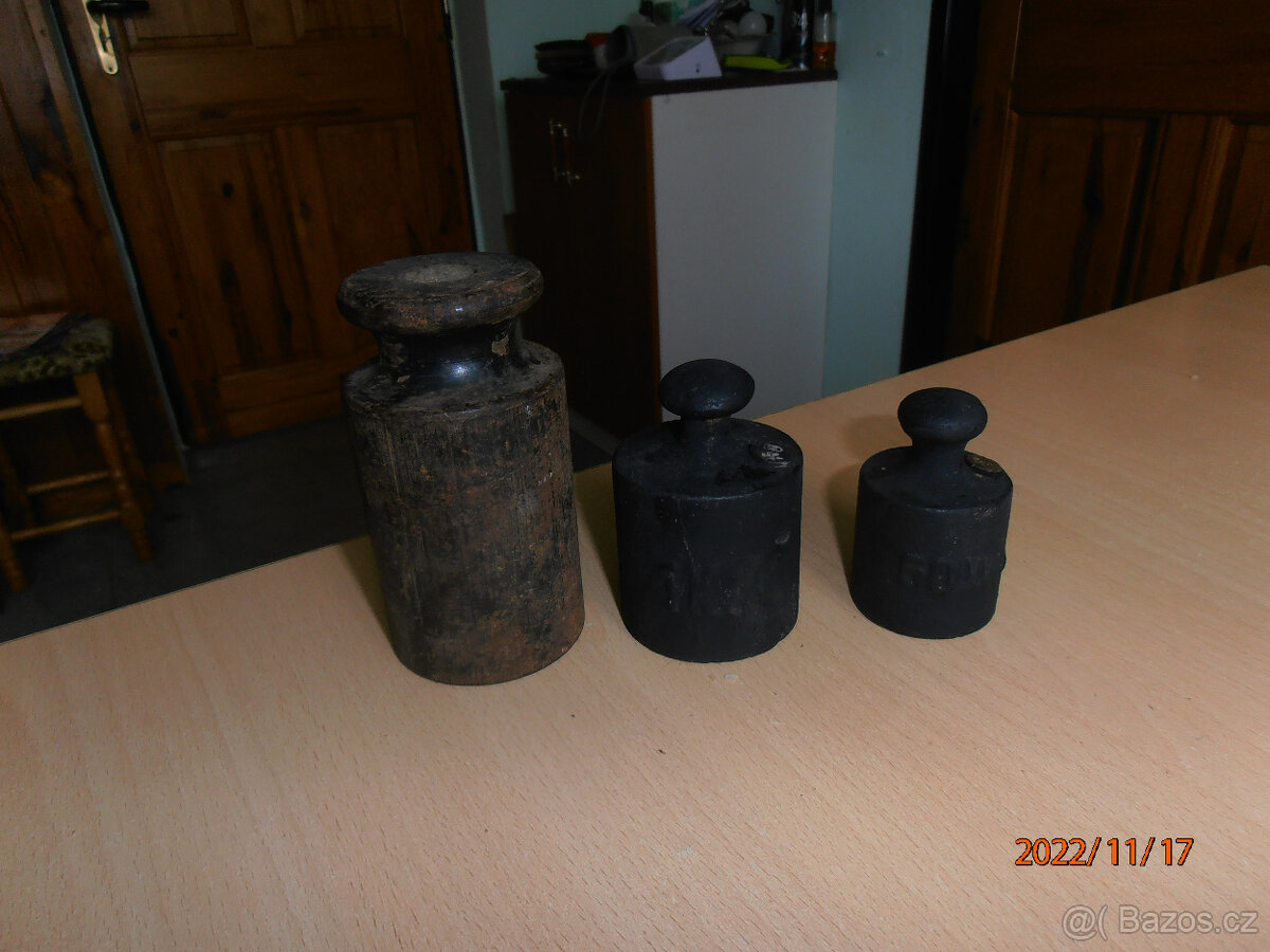 STAROŽITNÉ ZÁVAŽÍ NA DECIMÁLNÍ VÁHU - 2