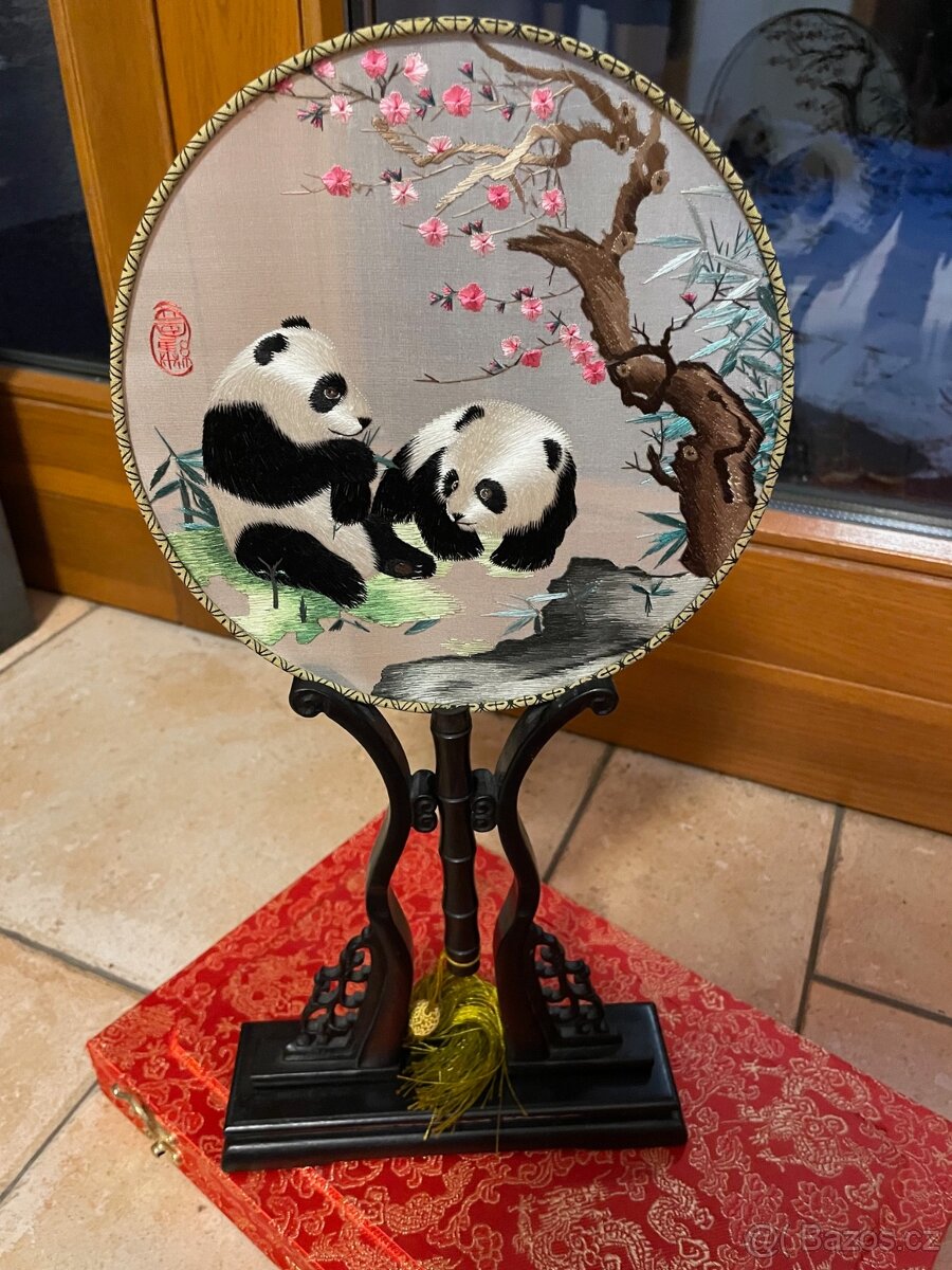 Hedvábný vějíř (团扇 – tuán-šan) s ruční výšivkou z Chengdu - 2