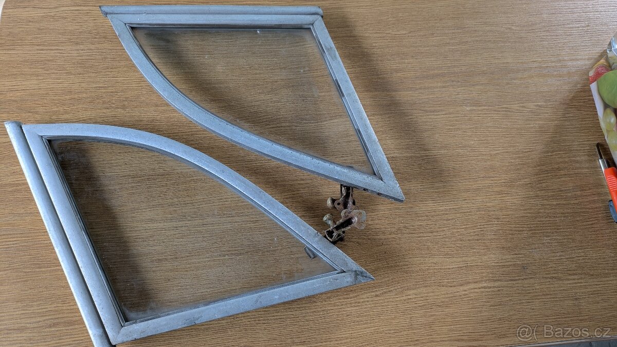 Prodám boční okna na veterán - 2