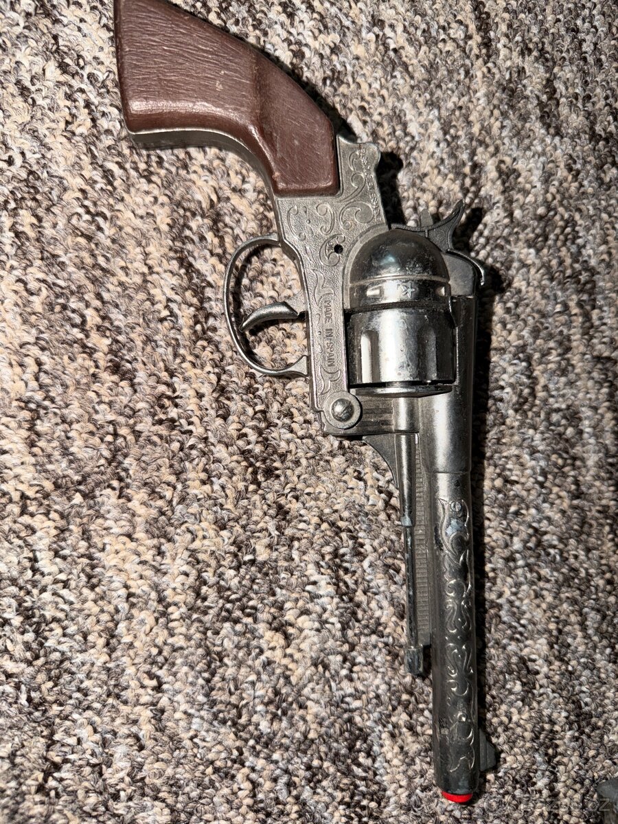 Staré kovové kapslové pistole - 2
