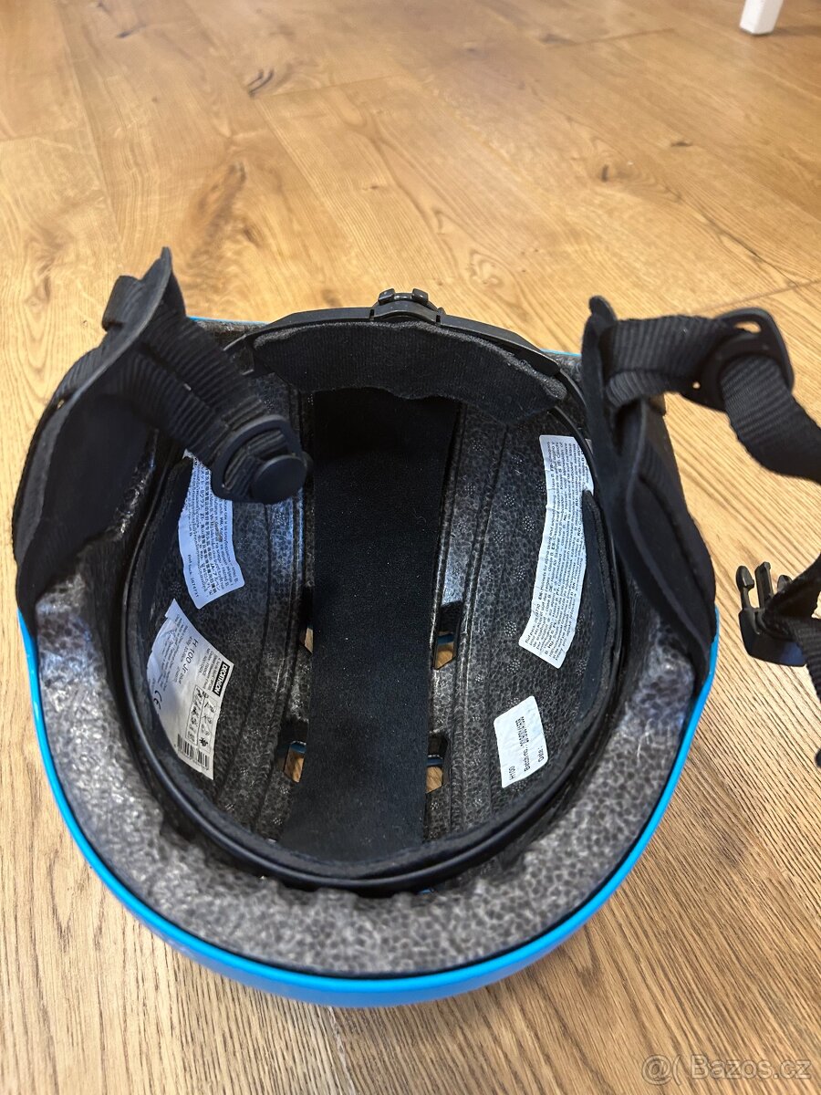 Juniorská lyžarská helma. - 2