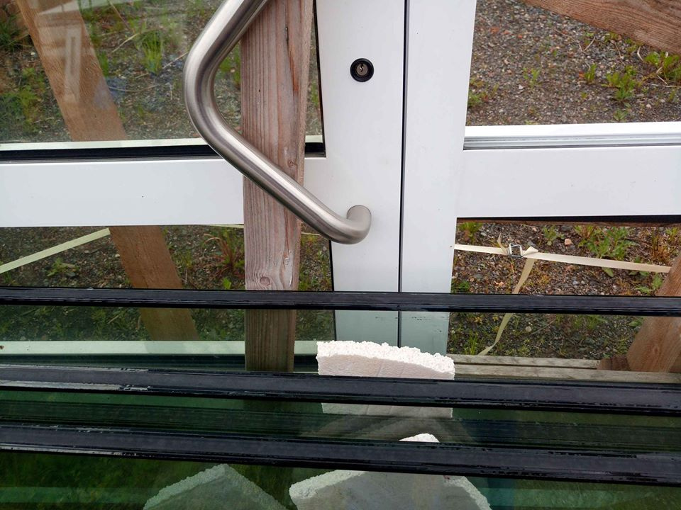 Prosklená vchodová stěna. - 2