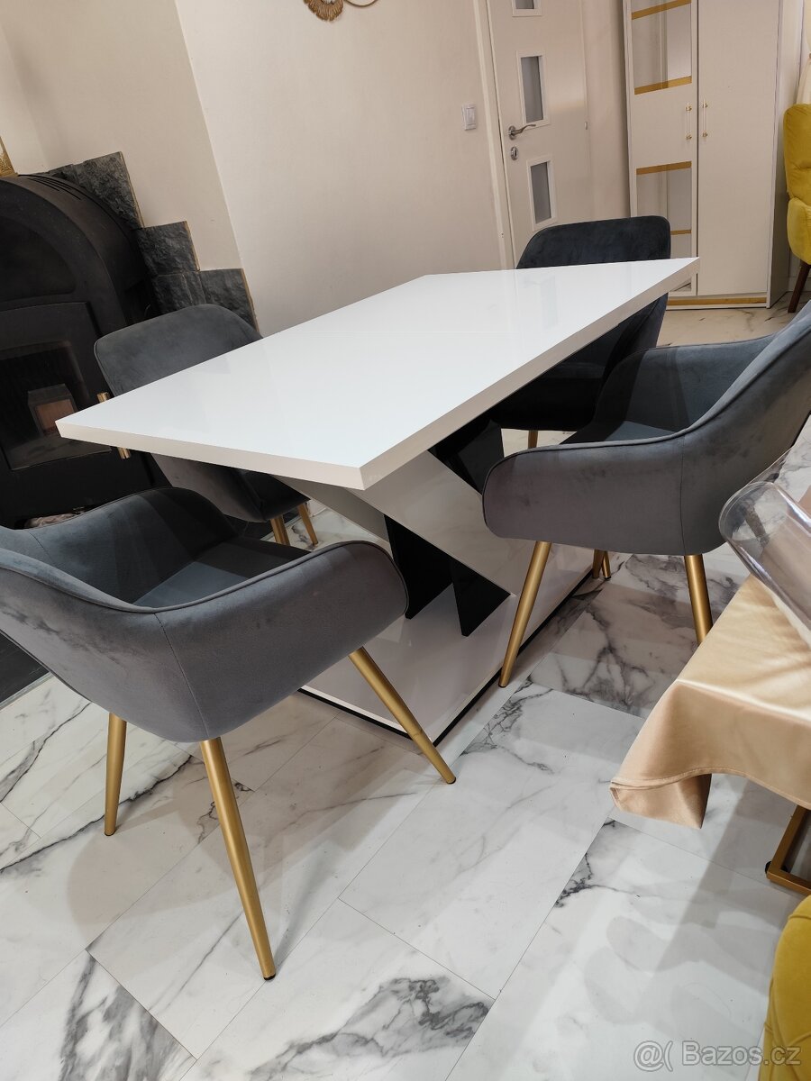 Jídelní stůl - 2
