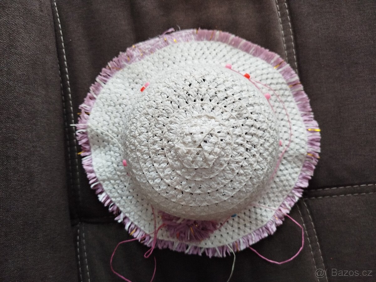 Dívčí klobouk a sluneční brýle - 2