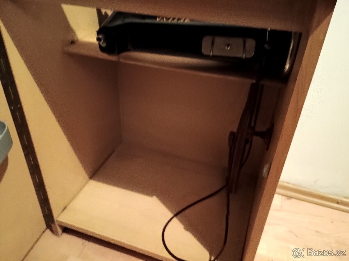 Skříňka se šicím strojem - 2