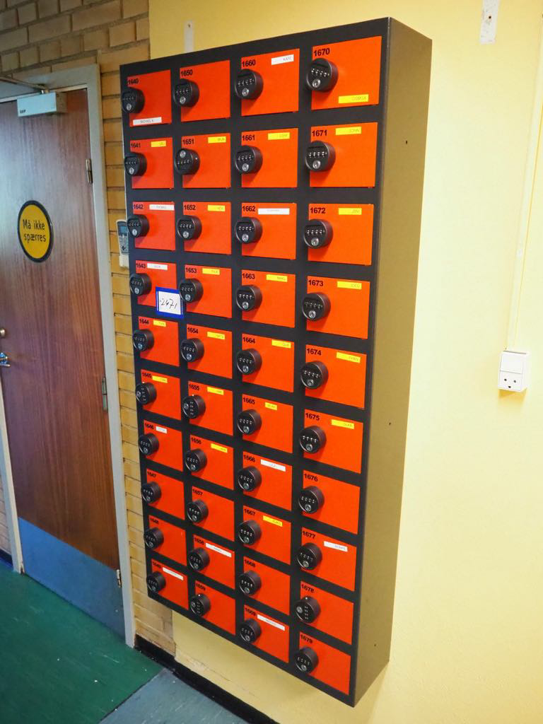 Prodej plechových šatních skříněk, dřevěných lavic a sejfů - 2