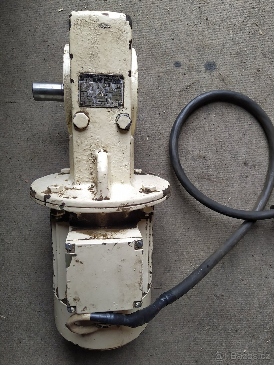 Elektromotor 0,55 kW se šnekovou převodovkou ZŤS,převod 1:20 - 2