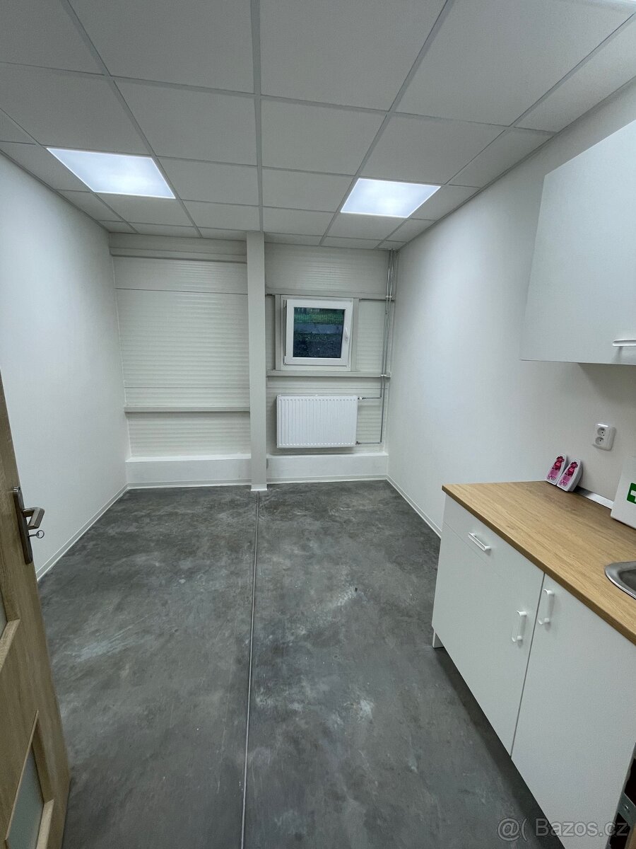 Hala včetně administrativy. - 2