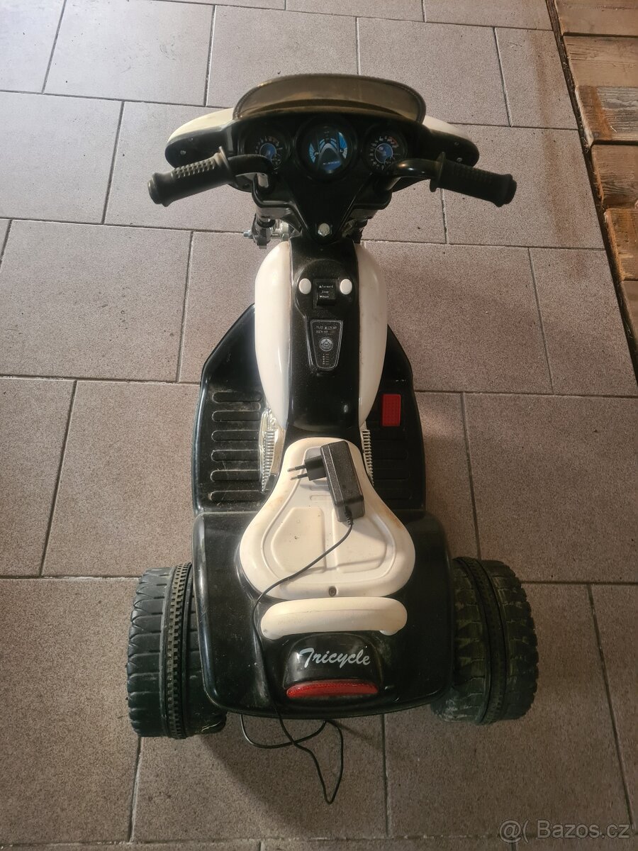 Dětská elektrická tříkolka Police - 2